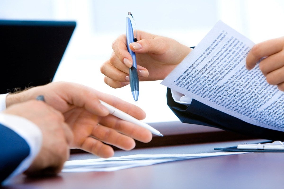 Is a management agreement an employment contract or a contract for services? | Russell Advocaten Amsterdam onderhandelen contract