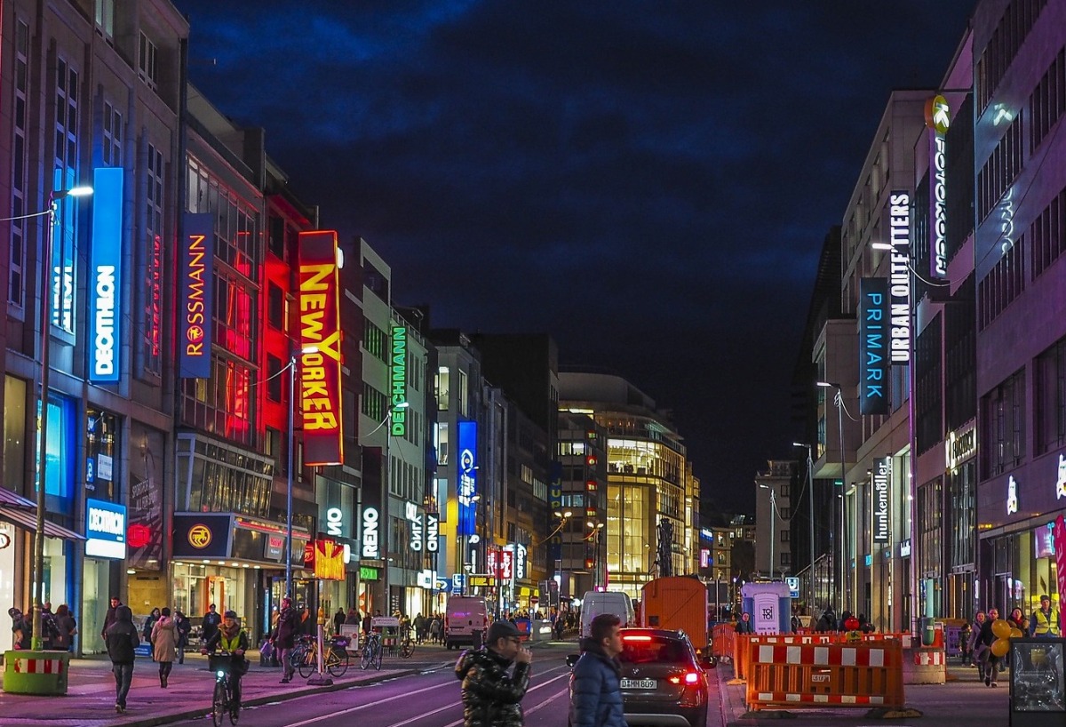 Franchise: Wet franchise geeft regels voor franchiseovereenkomst | Russell Advocaten Amsterdam franchise-logos