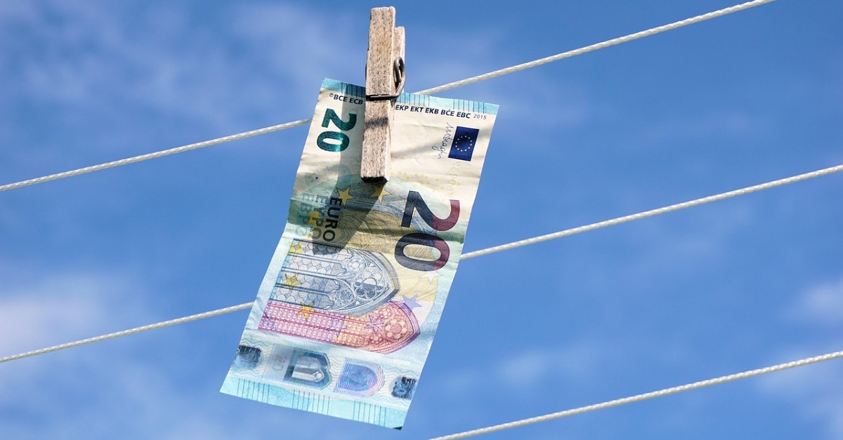 1 January 2026: Wwft prohibits cash payments of 3,000 euros or more | Russell Advocaten Amsterdam witwassen - social media